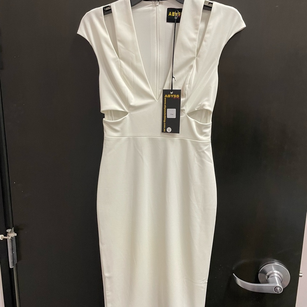 NWT Small White Form Fitting Dress 🕊
